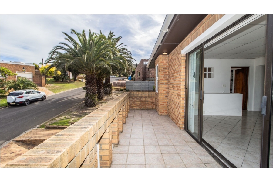 7 Bedroom Property for Sale in Loevenstein Western Cape